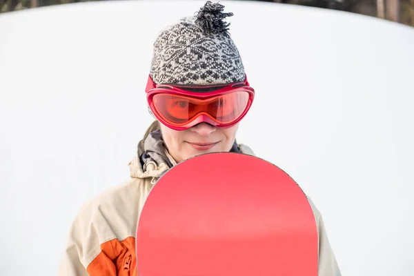 Kar Yamacının Arkasında Gözlüklü Bir Kadın Snowboardcunun Portresi — Stok fotoğraf