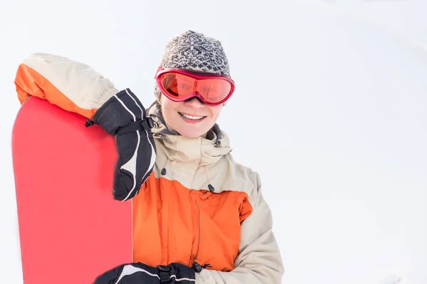 Kar Yamacının Arkasında Gözlüklü Bir Kadın Snowboardcunun Portresi — Stok fotoğraf