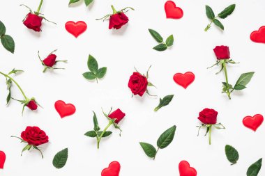 Sevgililer günü, aşk, romantik konsept. Beyaz arka planda kırmızı güller ve kalpler. Düz yatış, üst görünüm.
