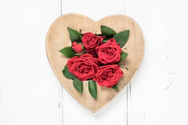 Valentinstag Liebe Romantisches Konzept Rote Rosen Und Holzherz Auf Weißem — Stockfoto