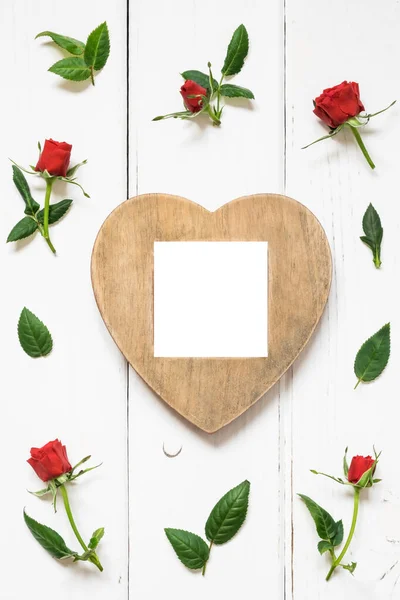 Valentinstag Liebe Romantisches Konzept Rote Rosen Und Holzherz Auf Weißem — Stockfoto