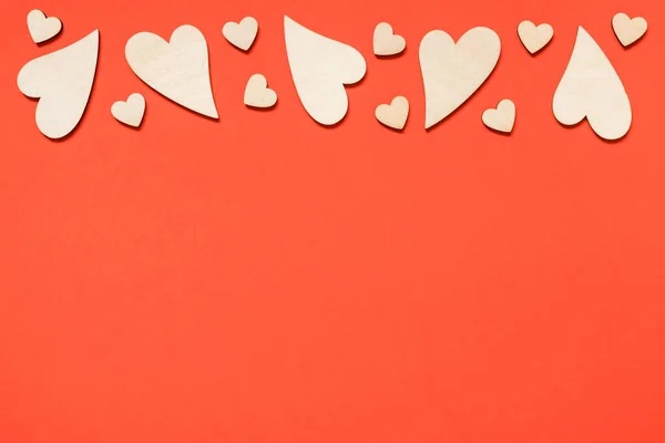 Valentinstag Liebe Romantisches Konzept Holzherzen Auf Rotem Hintergrund Kopierraum — Stockfoto