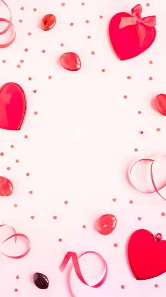 Walentynki Miłość Romantyczna Koncepcja Czerwone Serca Wstążka Różowym Tle Przestrzenią — Zdjęcie stockowe