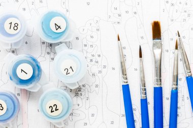 Sanatçının fırçası ve çok renkli boya. Masanın en üstteki görüntüsüne göre boyama için.