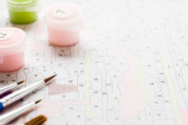 Sanatçının fırçası ve çok renkli boya. Masanın en üstteki görüntüsüne göre boyama için.