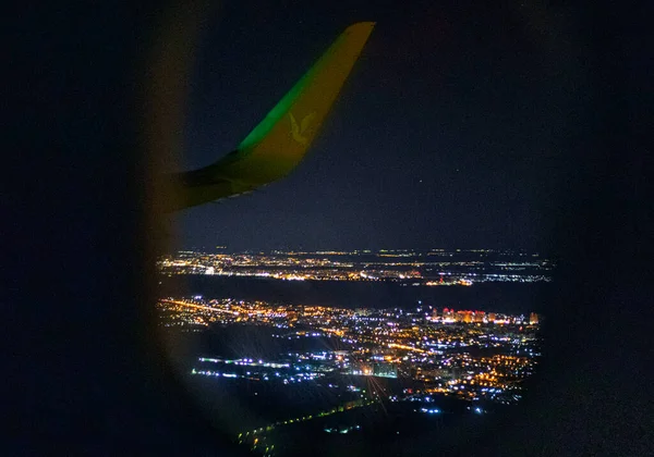 Flug Über Die Nächtliche Stadtansicht Aus Dem Flugzeug Horizontal — Stockfoto