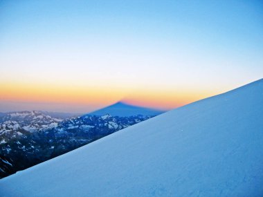 Elbrus 'un soyundan gelen Elbrus, Avrupa' nın en yüksek zirvesine tırmanıyor.
