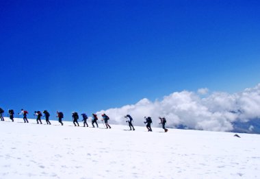 Elbrus 'un soyundan gelen Elbrus, Avrupa' nın en yüksek zirvesine tırmanıyor.