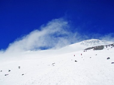 Himalayalar 'daki en yüksek geçitten iniyoruz.
