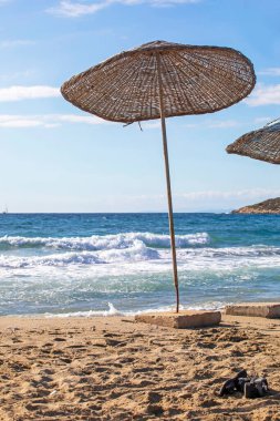 Türk sahilinden Ege Denizi 'ne, Kusadasi şehir plajına, dikey