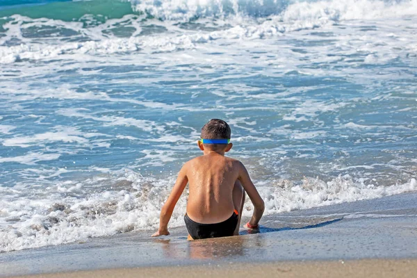 Ragazzo Felice Seduto Riva Mare Con Onde Riposo Fine Stagione — Foto Stock