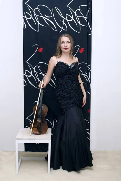 Jovem Professor Feliz Com Violino Vestido Preto Fundo Claro Vertical — Fotografia de Stock