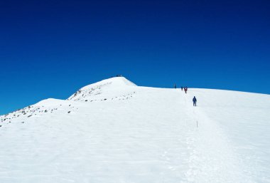 Elbrus 'tan indi, sabah Elbrus Dağı' ndan indi.