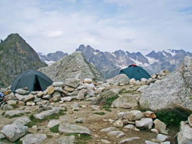 Elbrus yakınlarında kamp, sabah Elbrus Dağı 'ndan iniyor.