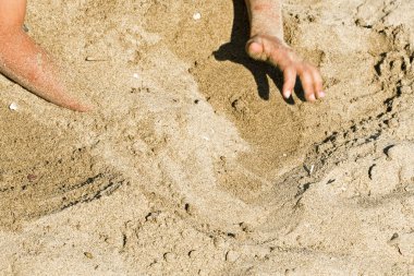 Kumsalda kumla oynamak, güzel motor beceriler.