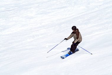 Kayakçı yamaçtan iner.