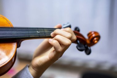 Keman çalarken küçük bir kemancının elleri, elleri sahnelerken