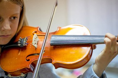 Mutlu kemancı, müzik dersi, Suzuki tekniği