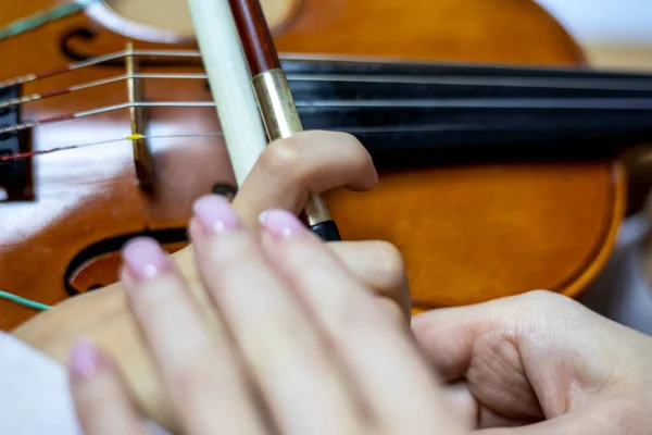 Helping Teacher Hold Bow Correctly Placing Children Hands Playing Violin — Stok fotoğraf