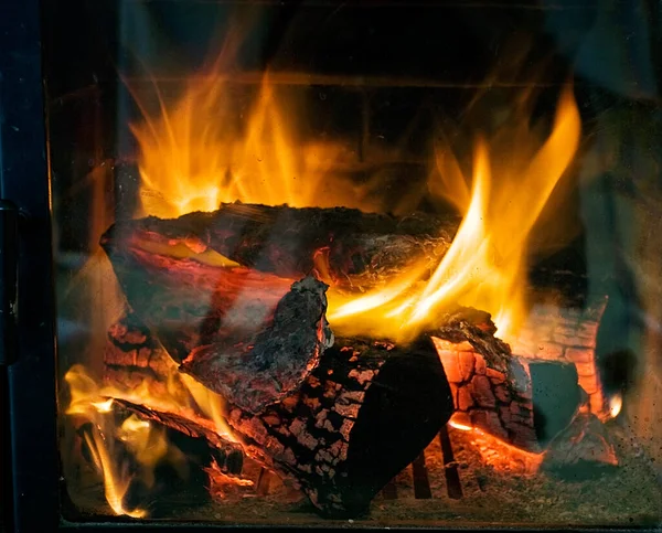 暖炉の火をガラス越しに — ストック写真