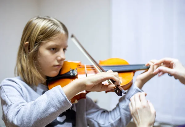 Ajudar Professor Manter Mão Violino Corretamente Colocando Mãos Das Crianças — Fotografia de Stock