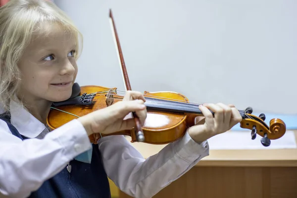 Feliz Violinista Tocando Violín Lección Música Meodika Suzuki —  Fotos de Stock