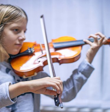 Kemanı düzgün tut, müzik dersi.