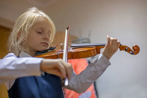 Pequeño Violinista Con Los Ojos Cerrados Toca Violín Lección Música —  Fotos de Stock