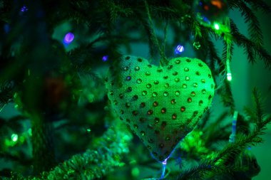 Gece boncuklu yeşil kalp. Fenerli yeşil ışık, yatay format.