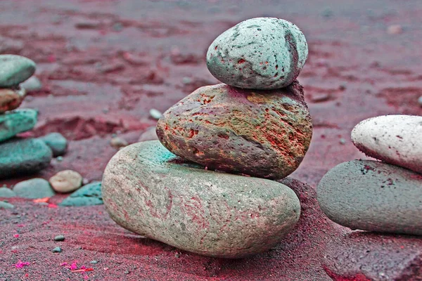 Balance Aus Nassen Vulkanischen Steinen Vor Rosafarbenem Hintergrund — Stockfoto