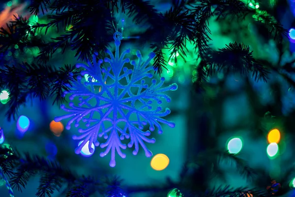 Floco Neve Azul Uma Árvore Natal Iluminação Noite Com Lanternas — Fotografia de Stock