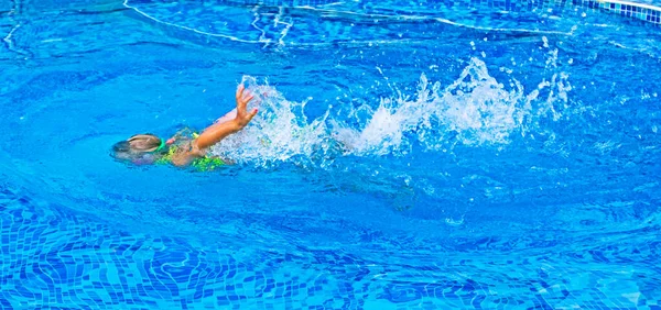 Mała Dziewczynka Pływa Basenie Rozpryskami — Zdjęcie stockowe