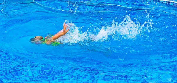 Menina Pequena Nada Piscina Com Salpicos — Fotografia de Stock