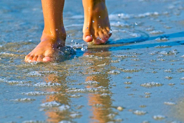 Nasse Füße Morgen Auf Dem Sauberen Meer — Stockfoto