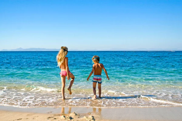 Chlapec Dívka Pláži Jít Moři Plavat Břehu Středozemního Moře — Stock fotografie