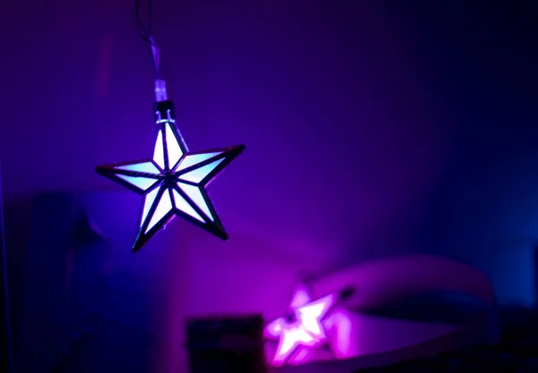 Жжение Звездочки Фиолетово Лиловом Фоне Темноте Праздник Горизонтальный Формат — стоковое фото
