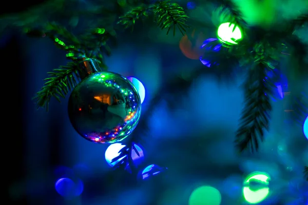 Albero Natale Palla Blu Sull Albero Natale Riflette Interno Fluorescente — Foto Stock