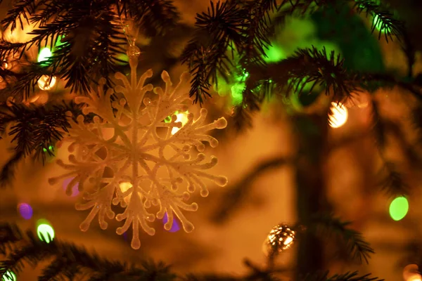 Floco Neve Uma Árvore Natal Com Grinaldas Formato Laranja Horizontal — Fotografia de Stock