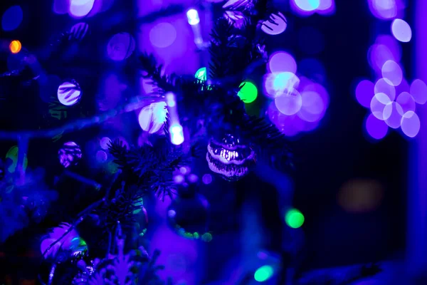 크리스마스 장식과 크리스마스 형광등 가로수 형태의 크리스마스 라일락 — 스톡 사진