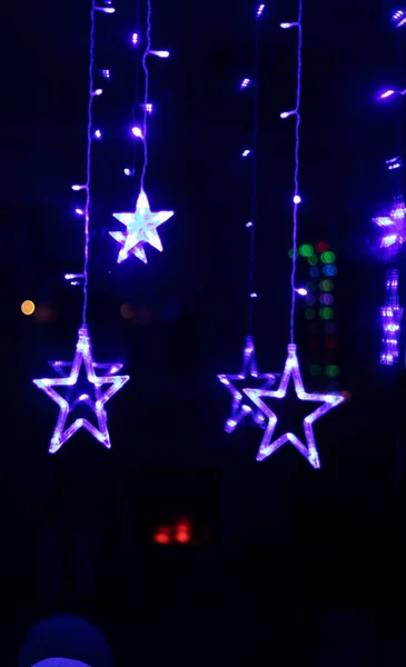 Płonąca Girlanda Gwiazdy Oknie Pionowym Formacie Parady — Zdjęcie stockowe