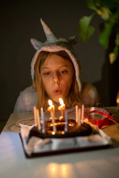 Menina Feliz Soprando Velas Seu Aniversário Onze Anos Idade Confinamento — Fotografia de Stock