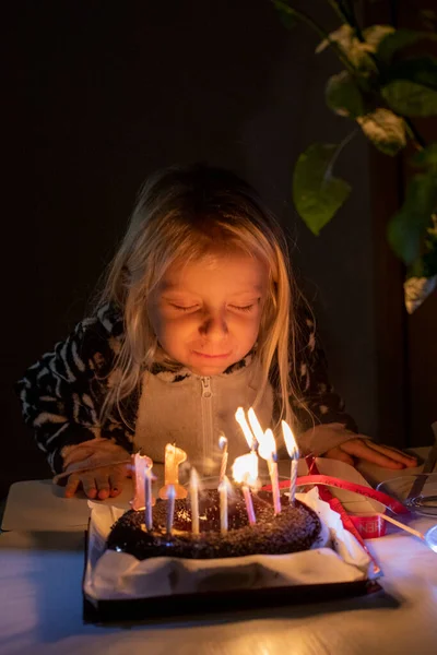 Маленькая Девочка Задувает Свечи Закрытыми Глазами Дне Рождения Закрытой Пижаме — стоковое фото