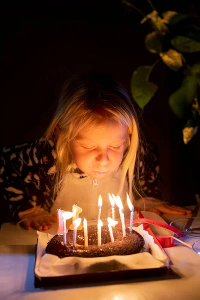 Mała Dziewczynka Zdmuchiwanie Świec Zamkniętymi Oczami Przyjęciu Urodzinowym Zamknięciu Piżamie — Zdjęcie stockowe