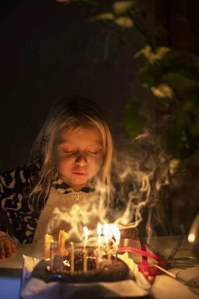 Klein Meisje Blaast Kaarsen Uit Met Gesloten Ogen Verjaardagsfeestje Lockdown — Stockfoto