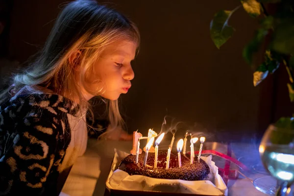 Klein Meisje Blaast Kaarsen Uit Met Gesloten Ogen Verjaardagsfeestje Lock — Stockfoto