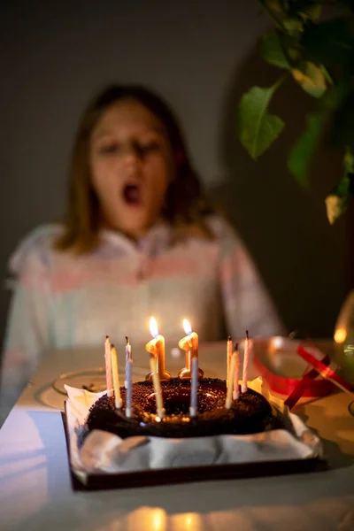 Gelukkig Meisje Blazen Kaarsen Haar Verjaardag Elf Jaar Oud Lockdown — Stockfoto