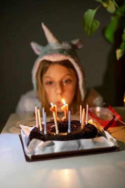 Menina Feliz Soprando Velas Seu Aniversário Onze Anos Idade Confinamento — Fotografia de Stock