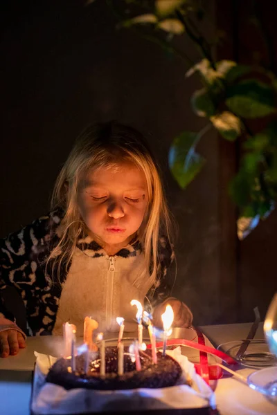 Menina Soprando Velas Com Olhos Fechados Festa Aniversário Confinamento Pijama — Fotografia de Stock