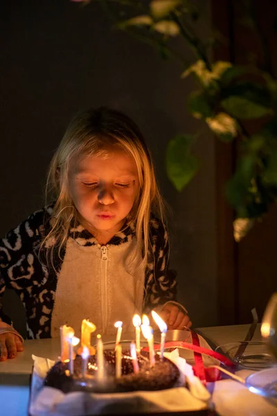 Menina Soprando Velas Com Olhos Fechados Festa Aniversário Confinamento Pijama — Fotografia de Stock