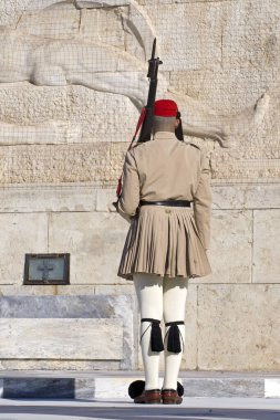  Atina 'da, Syntagmatos Meydanı' ndaki bilinmeyen askerin mezarının yanındaki karakoldaki Evzone askerlerinin arkası. Nöbetçi değişimi.